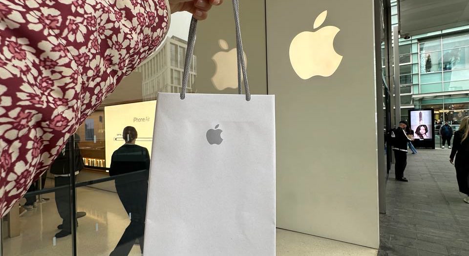Пакет Apple Store на фоне фирменного логотипа