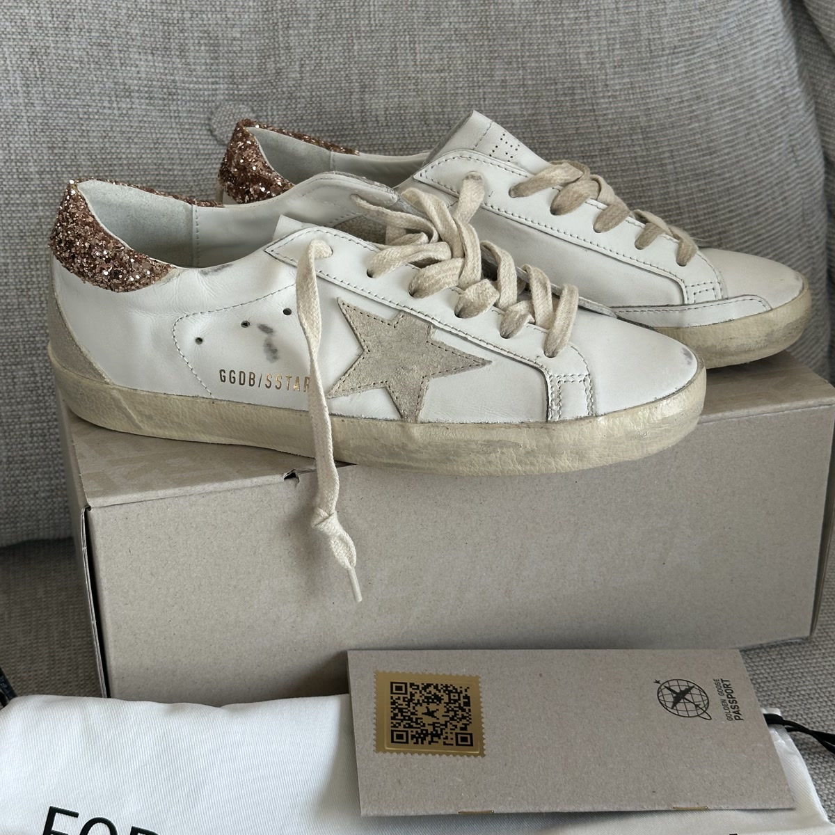 Белые кеды Golden Goose в фирменной упаковке