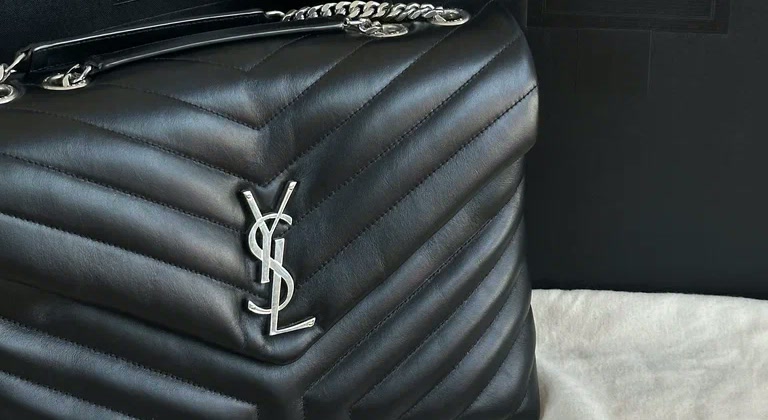 Чёрная стёганая сумка Saint Laurent с серебряной фурнитурой