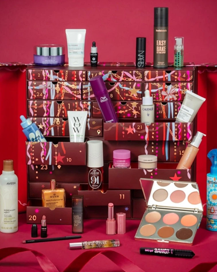 Адвент-календарь Boots 24 Days of Luxe 2026 в открытом виде с косметическими средствами