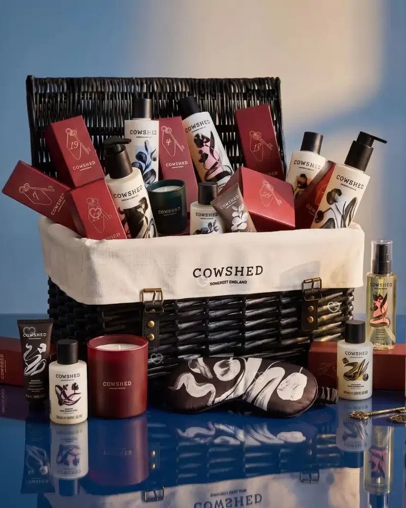 Адвент-календарь Cowshed 2026: плетёная корзина-хампер с косметикой Cowshed