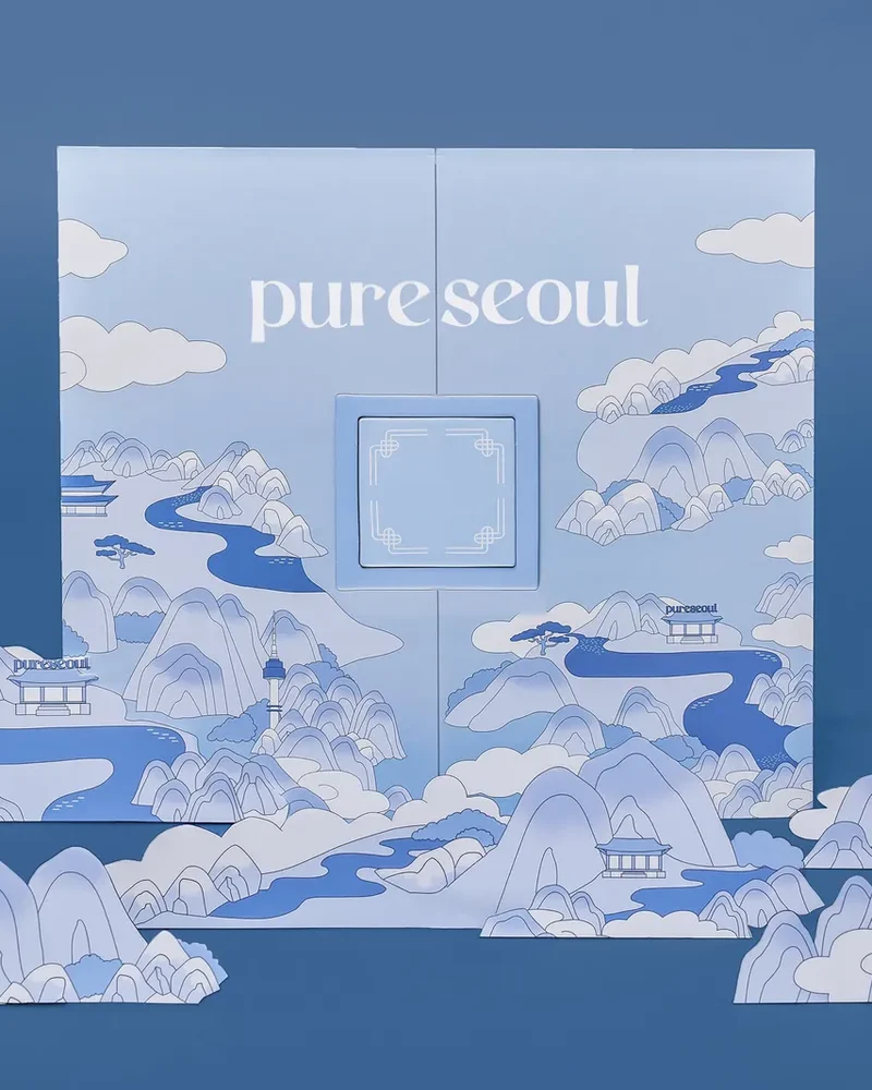 Адвент-календарь PURESEOUL K-Beauty 2026: голубая коробка с иллюстрациями гор Сеула