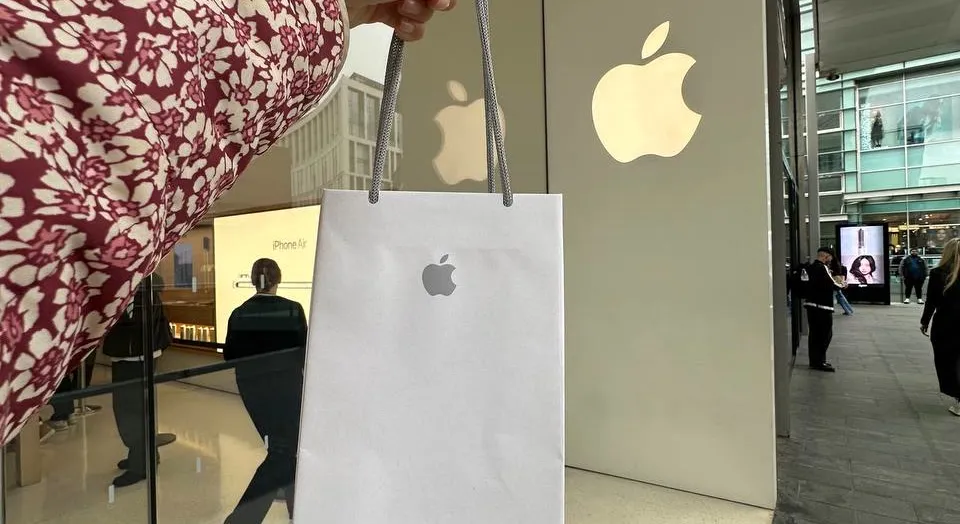 Пакет Apple Store на фоне фирменного логотипа