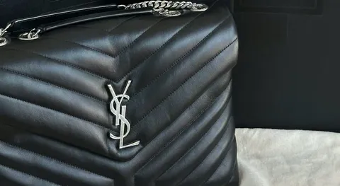 Чёрная стёганая сумка Saint Laurent с серебряной фурнитурой